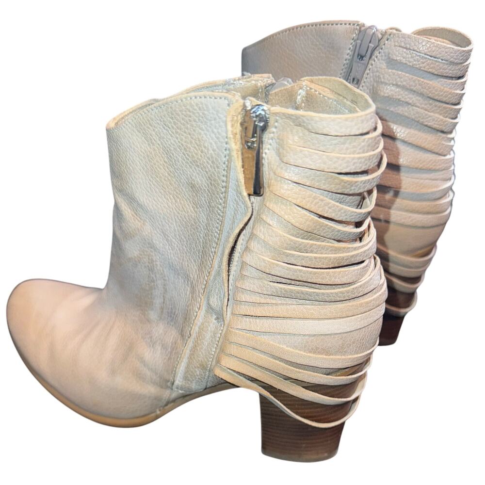 Sundance Cream Leather Western Heeled
Booties- size  39/9 - N18 - Picture 3 of 12